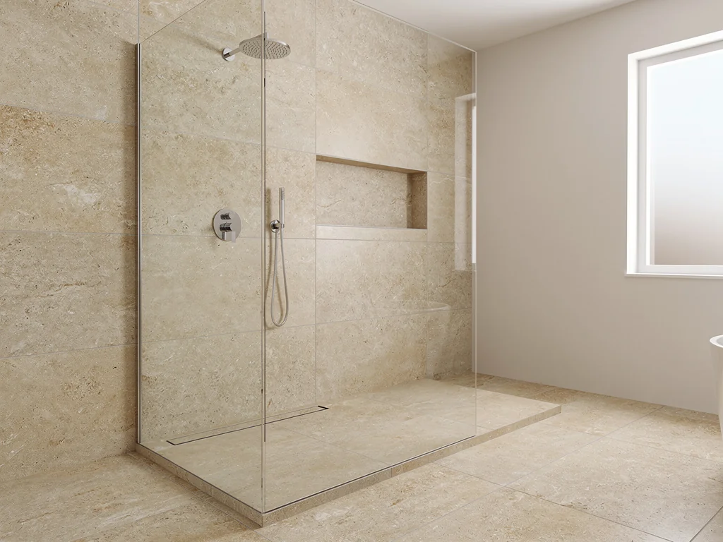 Douche de plain-pied installée à la place d'une ancienne baignoire, receveur extra-plat et carrelage beige