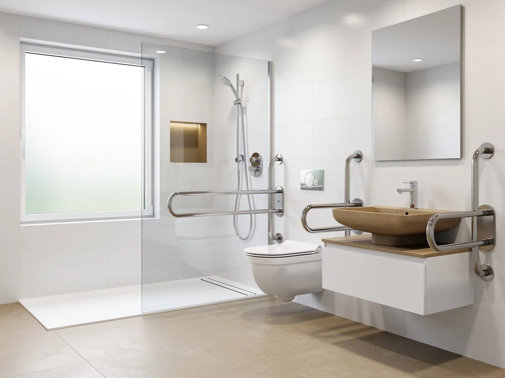 Salle de bain PMR spacieuse et lumineuse avec douche accessible de plain-pied et WC surélevé